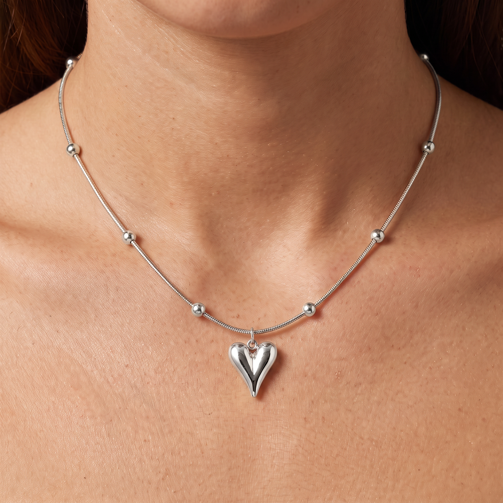 Collier cœur sur chaîne à boules, porté, argenté