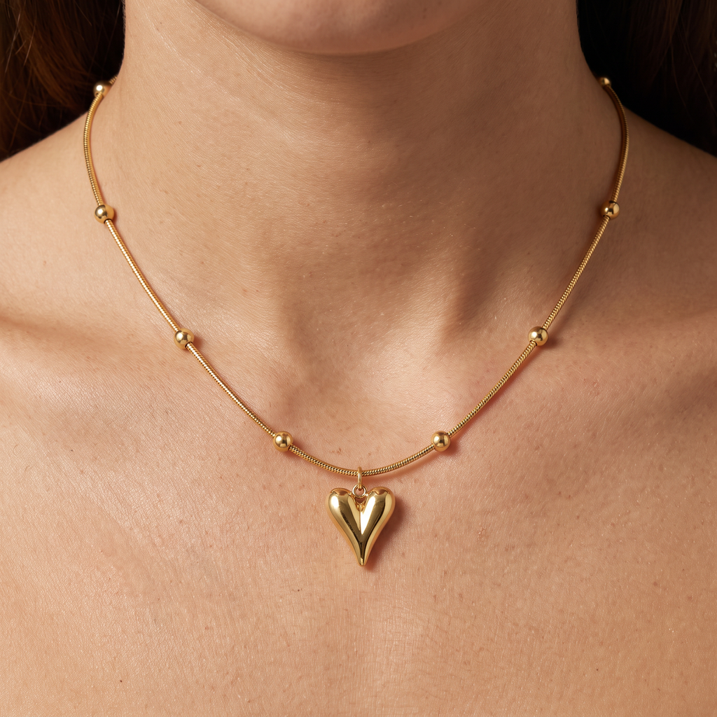 Collier cœur sur chaîne à boules, porté, doré