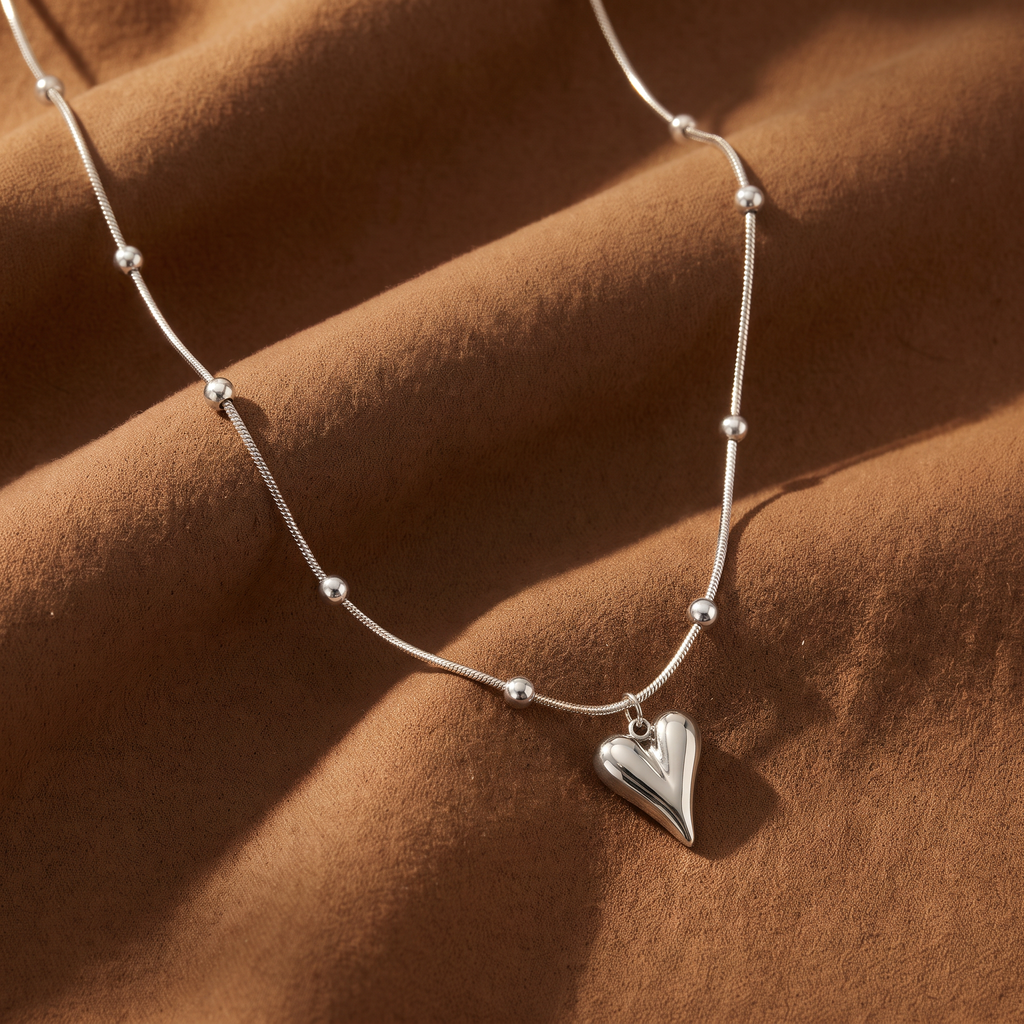 Collier cœur sur chaîne à boules, porté en tenue, argenté
