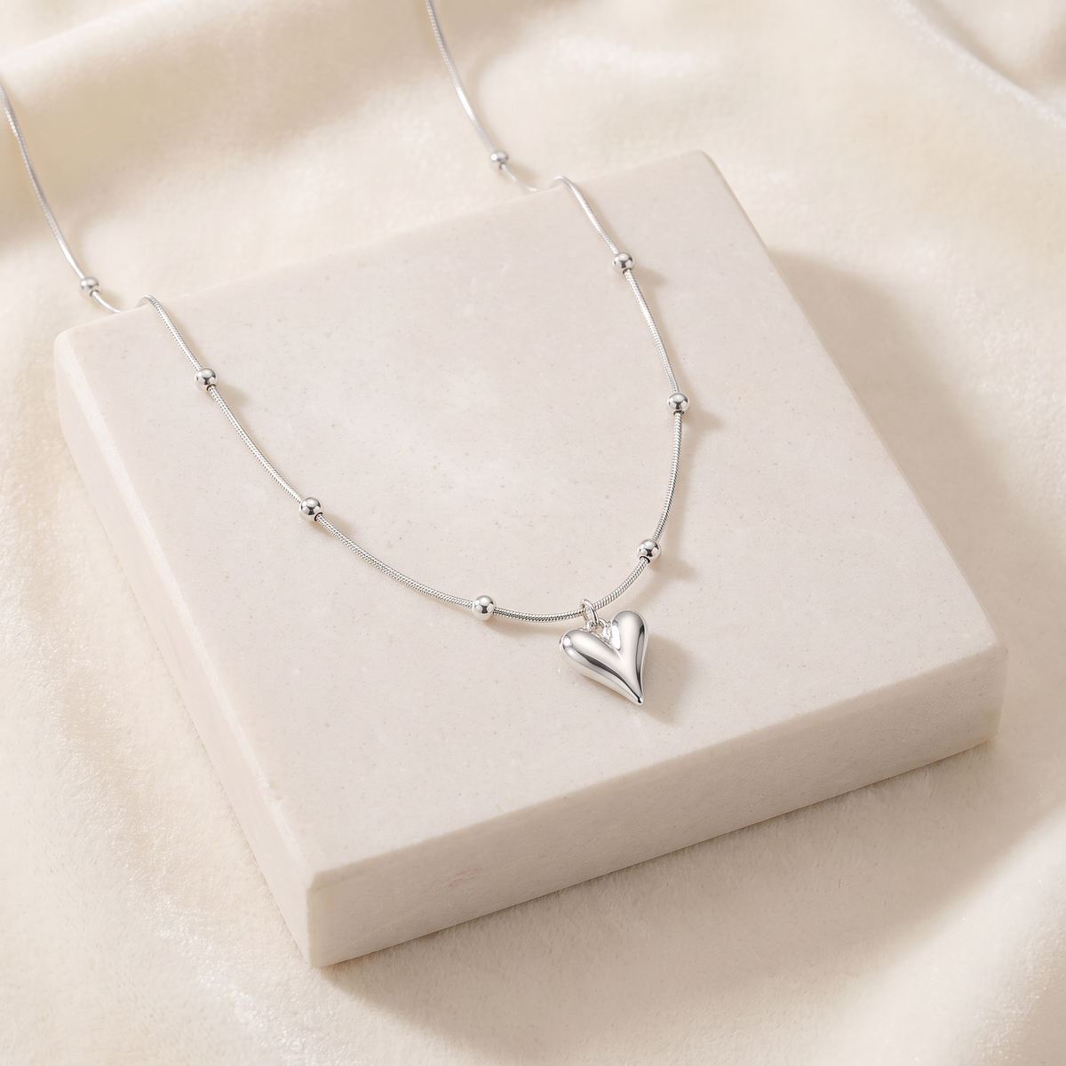 Collier cœur sur chaîne à boules — Argenté