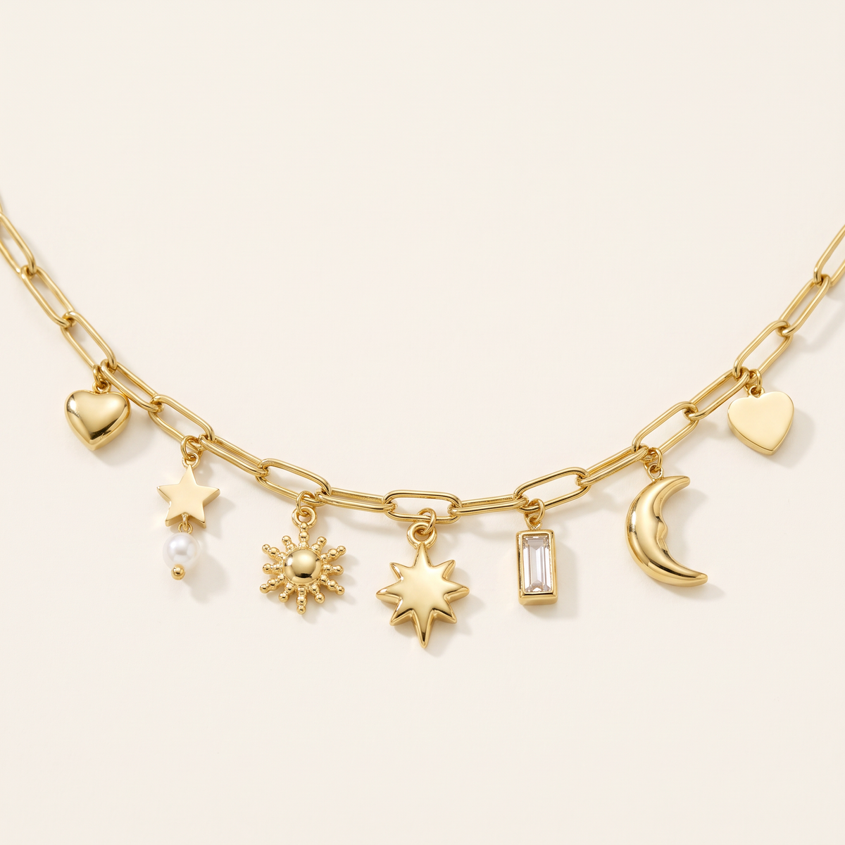 Collier lune et soleil maille trombone, détail du motif, doré