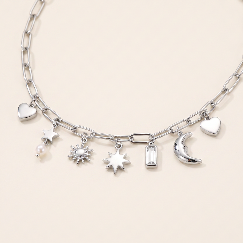 Collier lune et soleil maille trombone, détail du motif, argenté