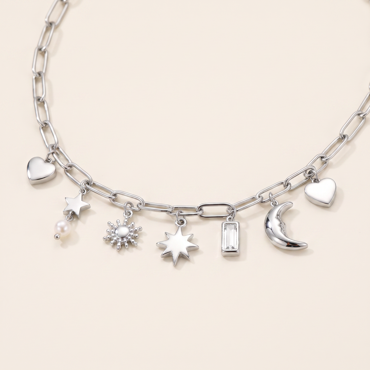 Collier lune et soleil maille trombone, détail du motif, argenté