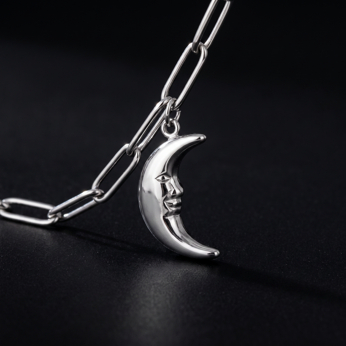 Collier lune et soleil maille trombone, motif en gros plan