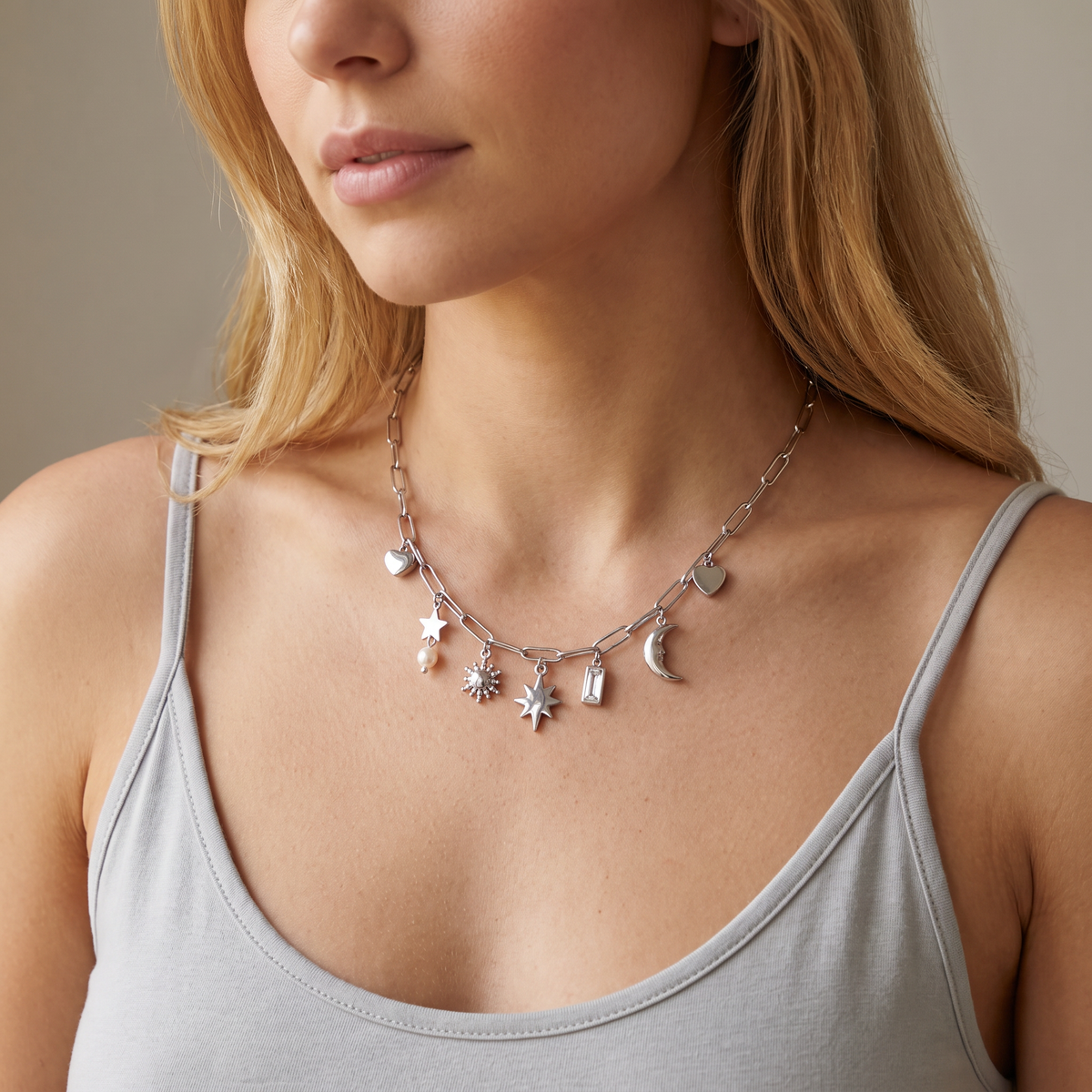 Collier lune et soleil maille trombone, porté mi-corps