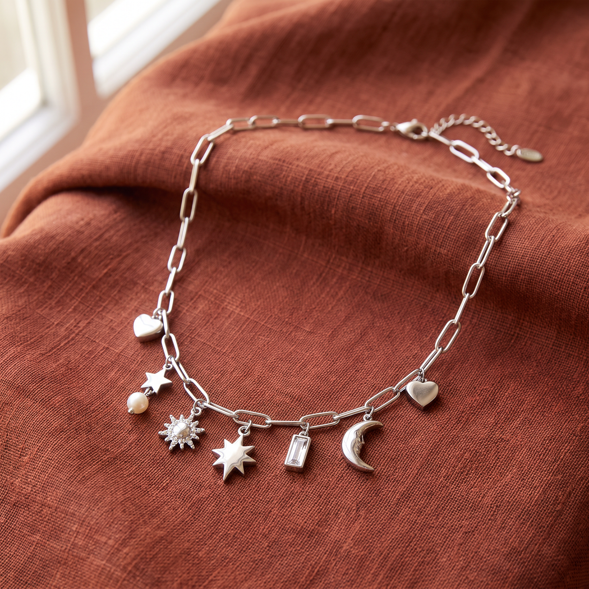 Collier lune et soleil maille trombone, porté en tenue, argenté