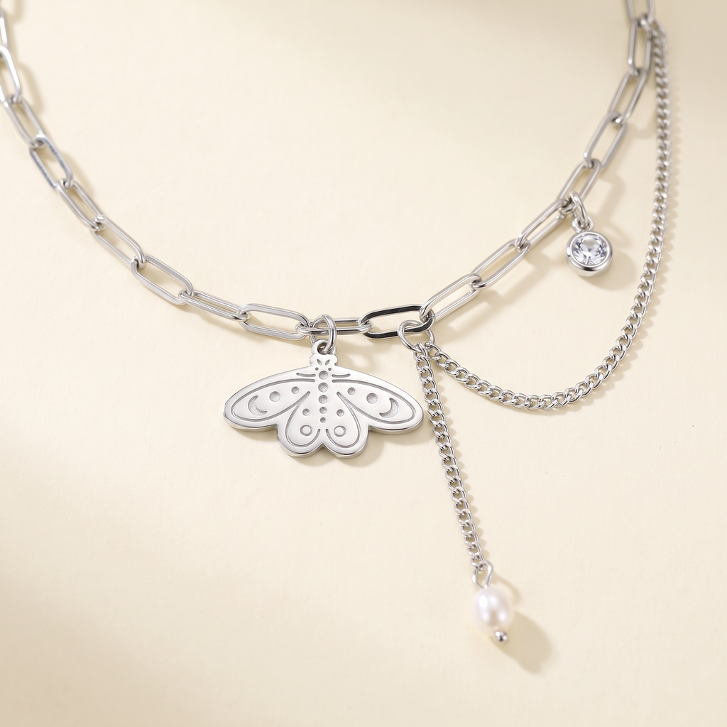Collier ras de cou papillon à breloques, détail du motif, argenté