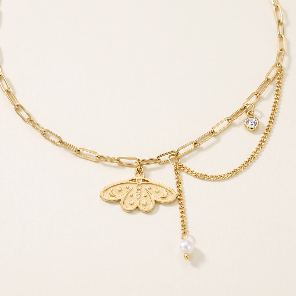 Collier ras de cou papillon à breloques, détail du motif, doré