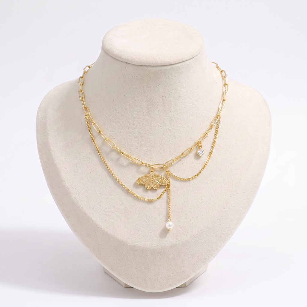 Collier ras de cou papillon à breloques, vue de face, doré
