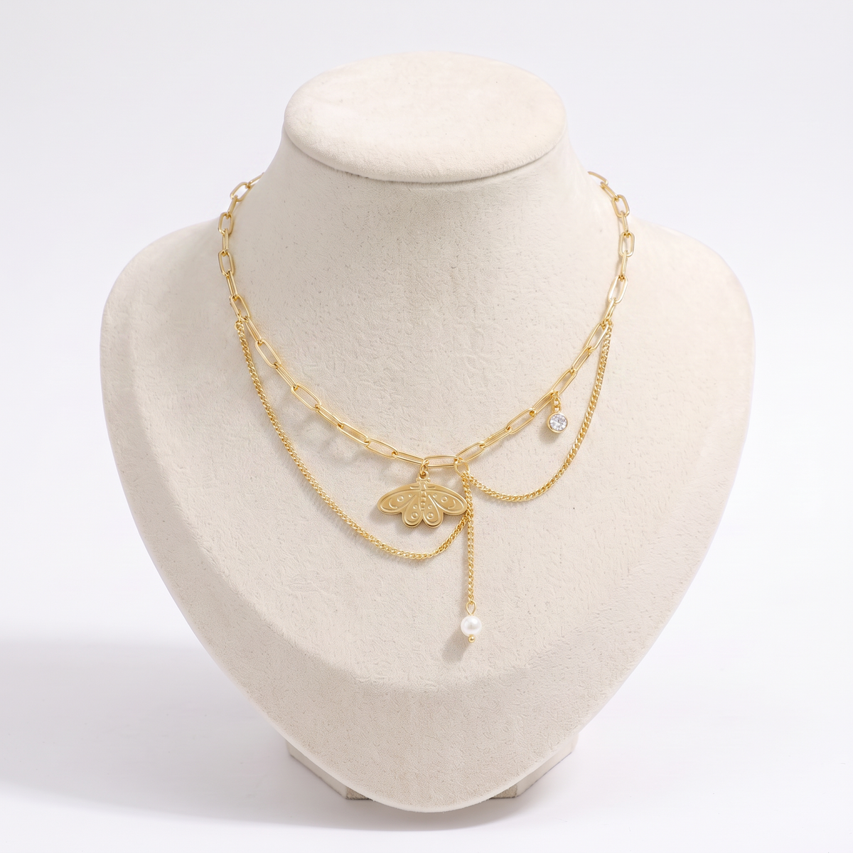 Collier ras de cou papillon à breloques, vue de face, doré