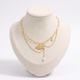 Collier ras de cou papillon à breloques, vue de face, doré