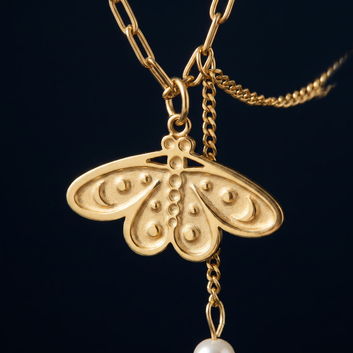 Collier ras de cou papillon à breloques, motif en gros plan