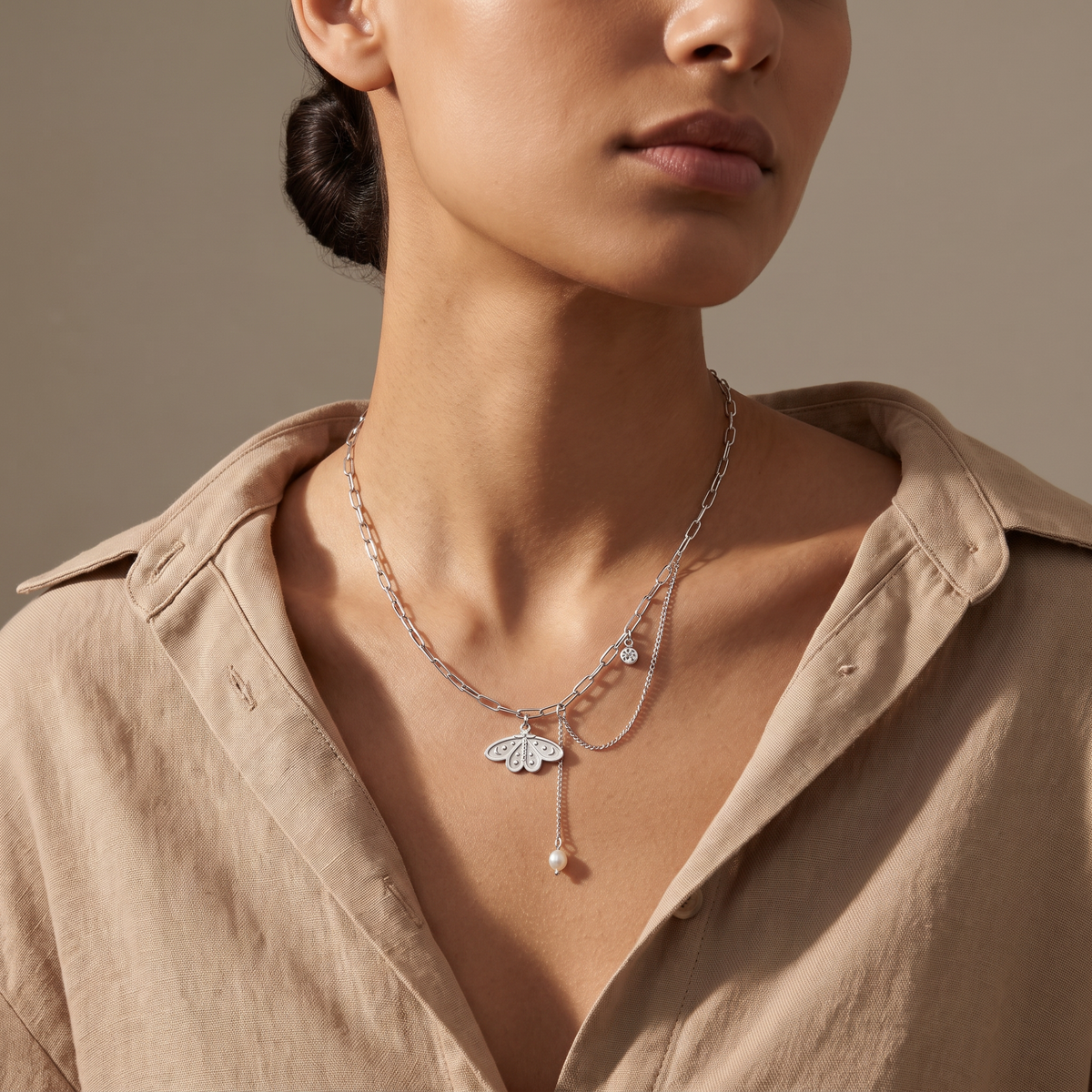 Collier ras de cou papillon à breloques, porté mi-corps, argenté