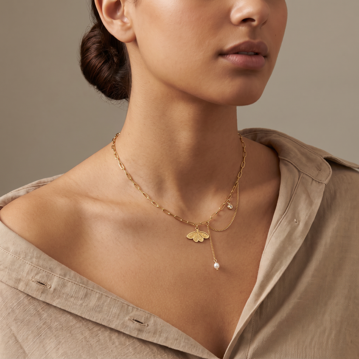 Collier ras de cou papillon à breloques, porté mi-corps, doré