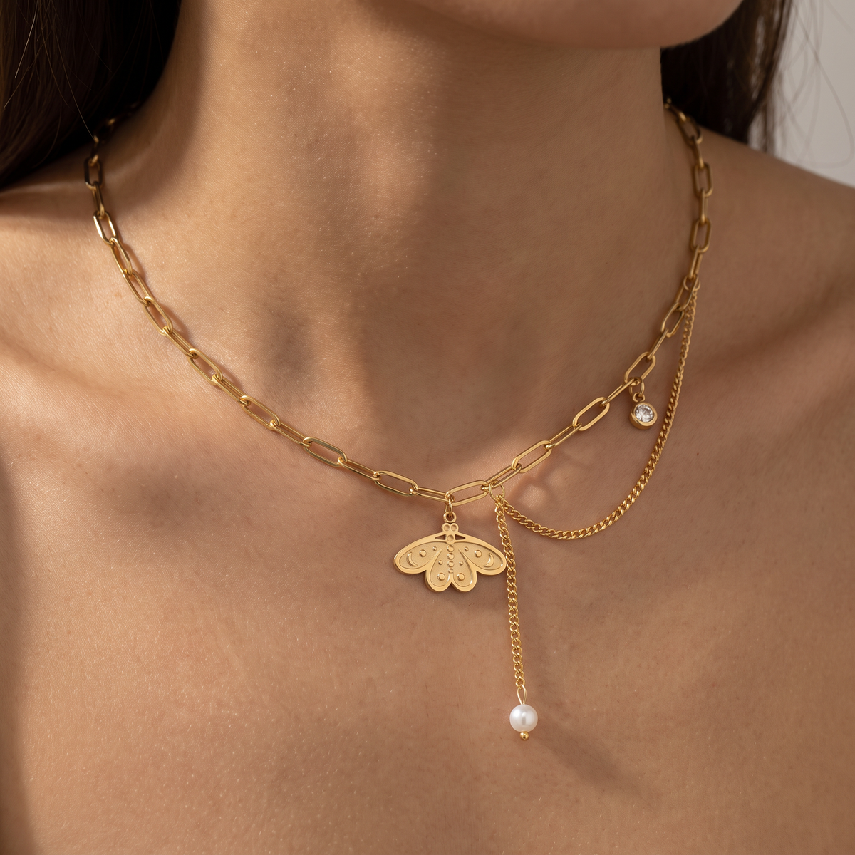 Collier ras de cou papillon à breloques, porté, doré