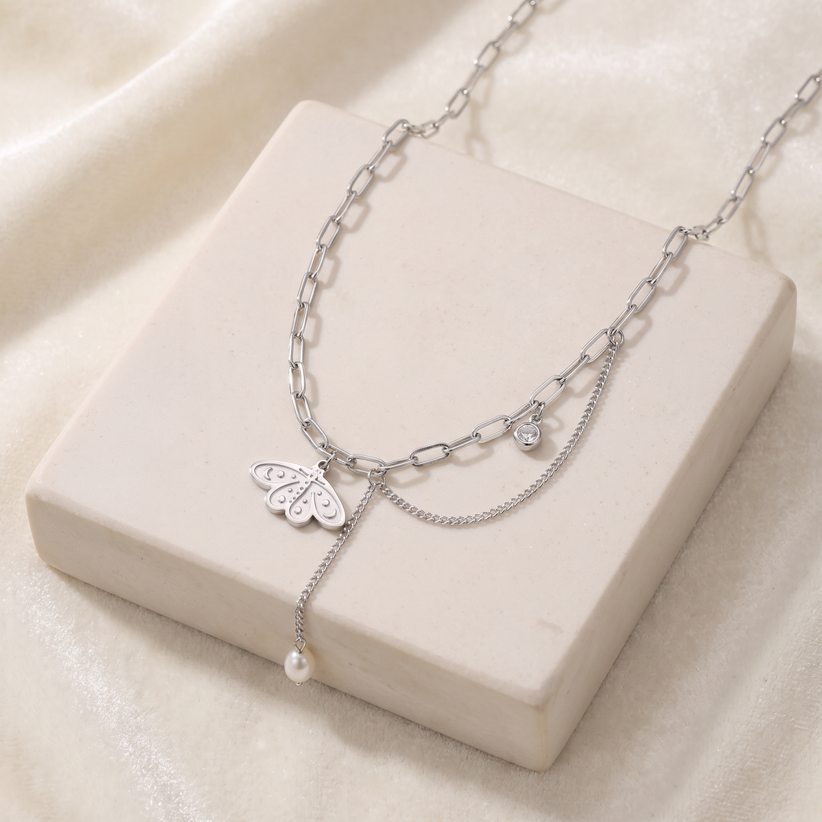Collier ras de cou papillon à breloques — Argenté