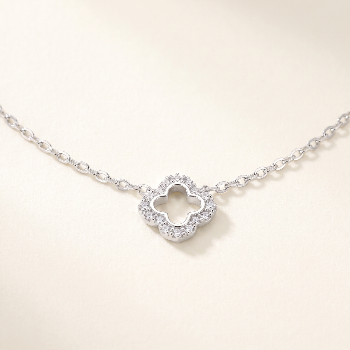 Collier trèfle à strass 39 cm, détail du motif, argenté