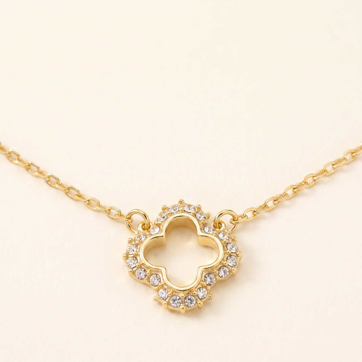 Collier trèfle à strass 39 cm, détail du motif, doré