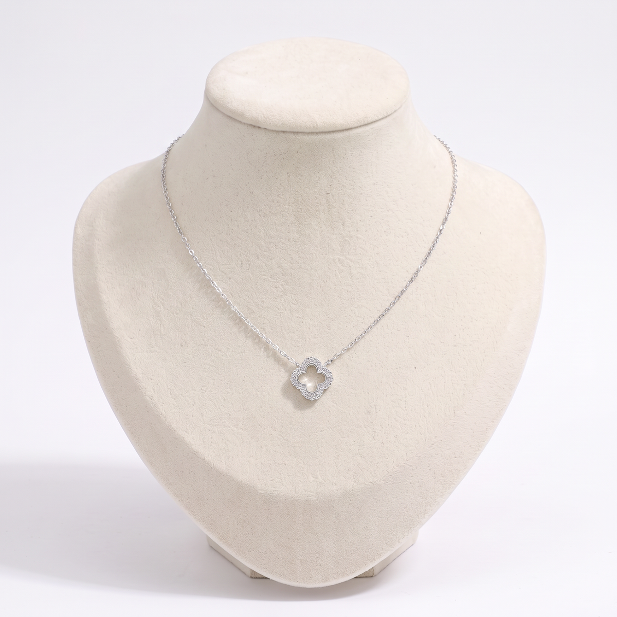 Collier trèfle à strass 39 cm, vue de face, argenté