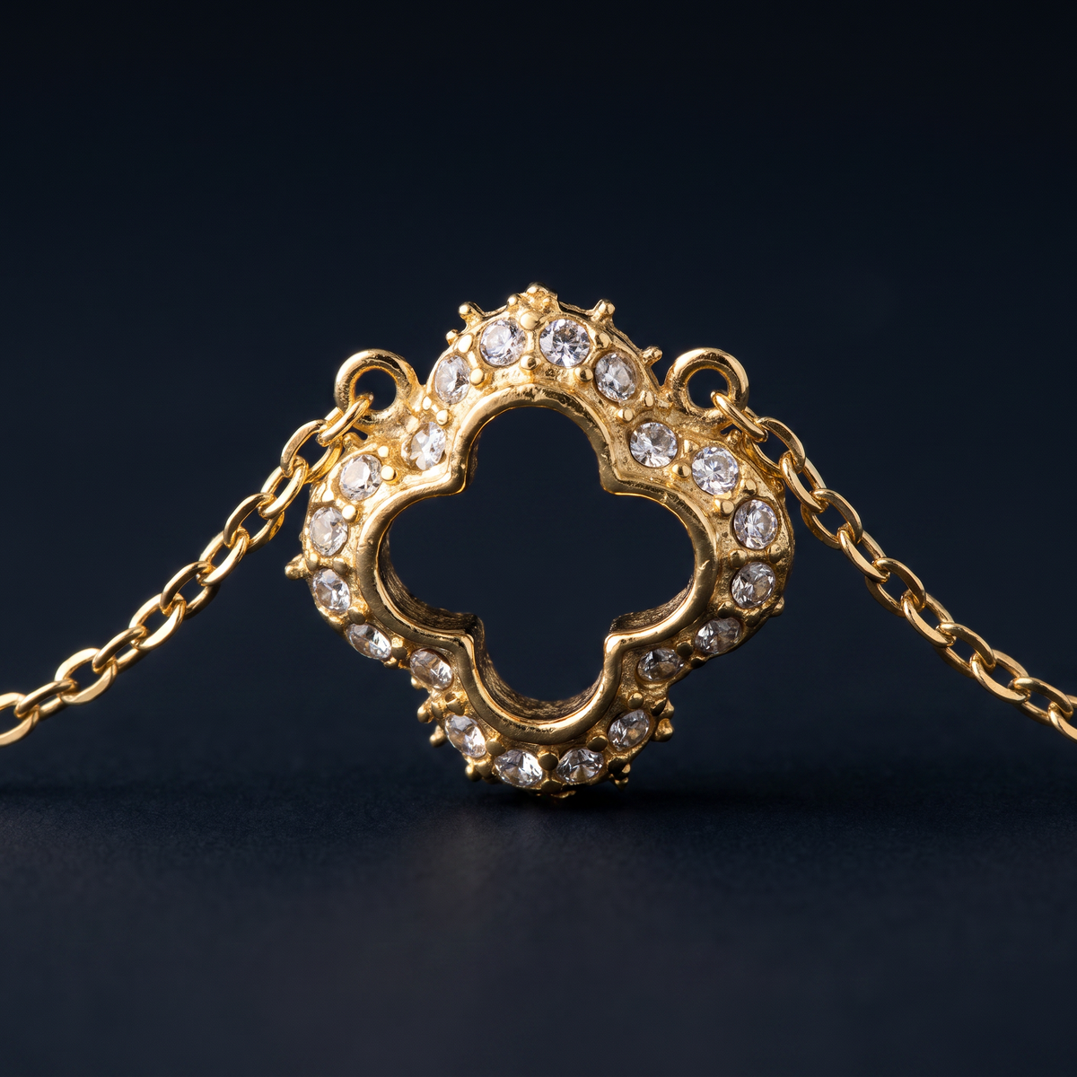 Collier trèfle à strass 39 cm, motif en gros plan