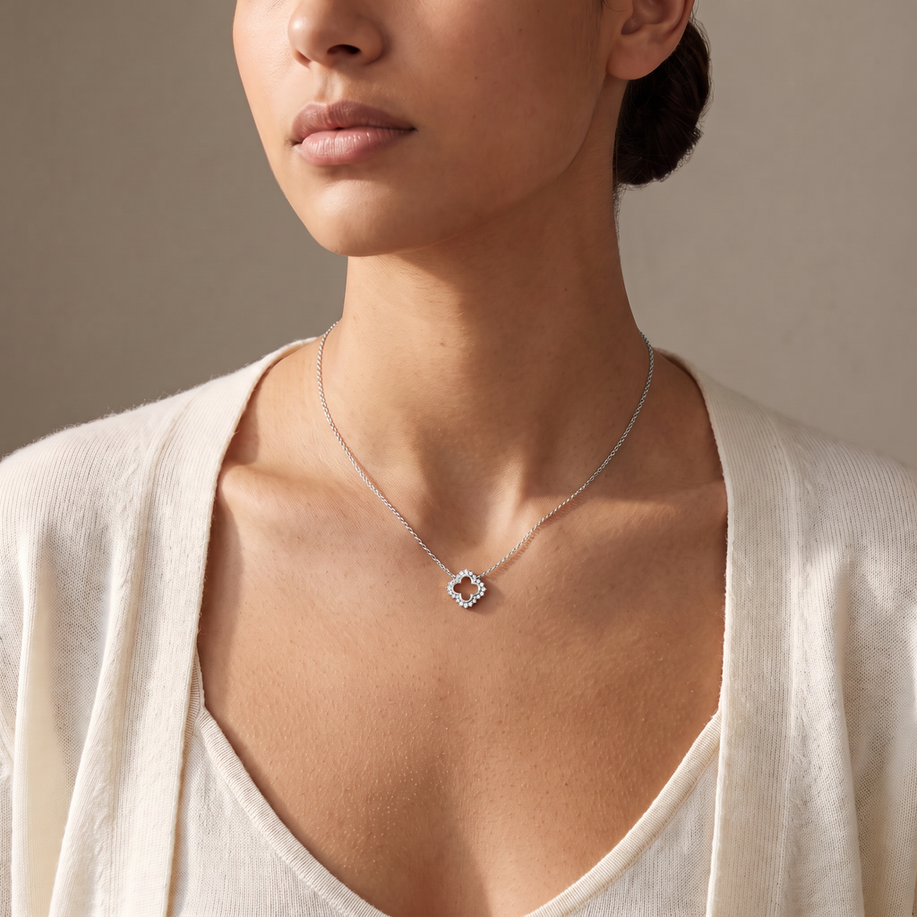 Collier trèfle à strass 39 cm, porté mi-corps, argenté