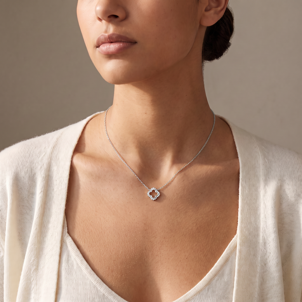Collier trèfle à strass 39 cm, porté mi-corps, argenté