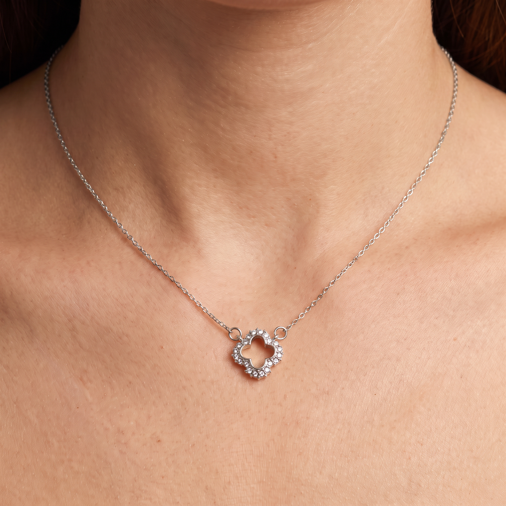 Collier trèfle à strass 39 cm, porté, argenté