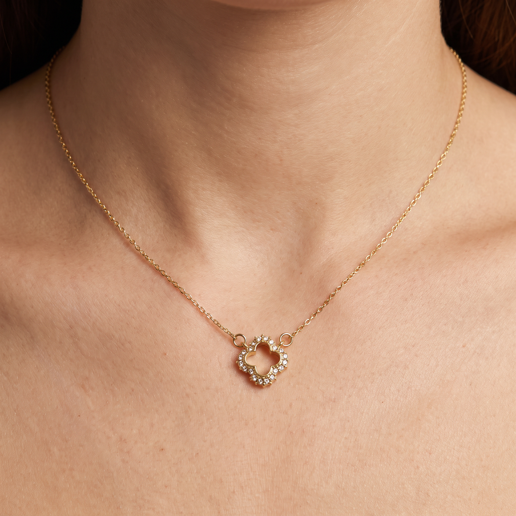 Collier trèfle à strass 39 cm, porté, doré