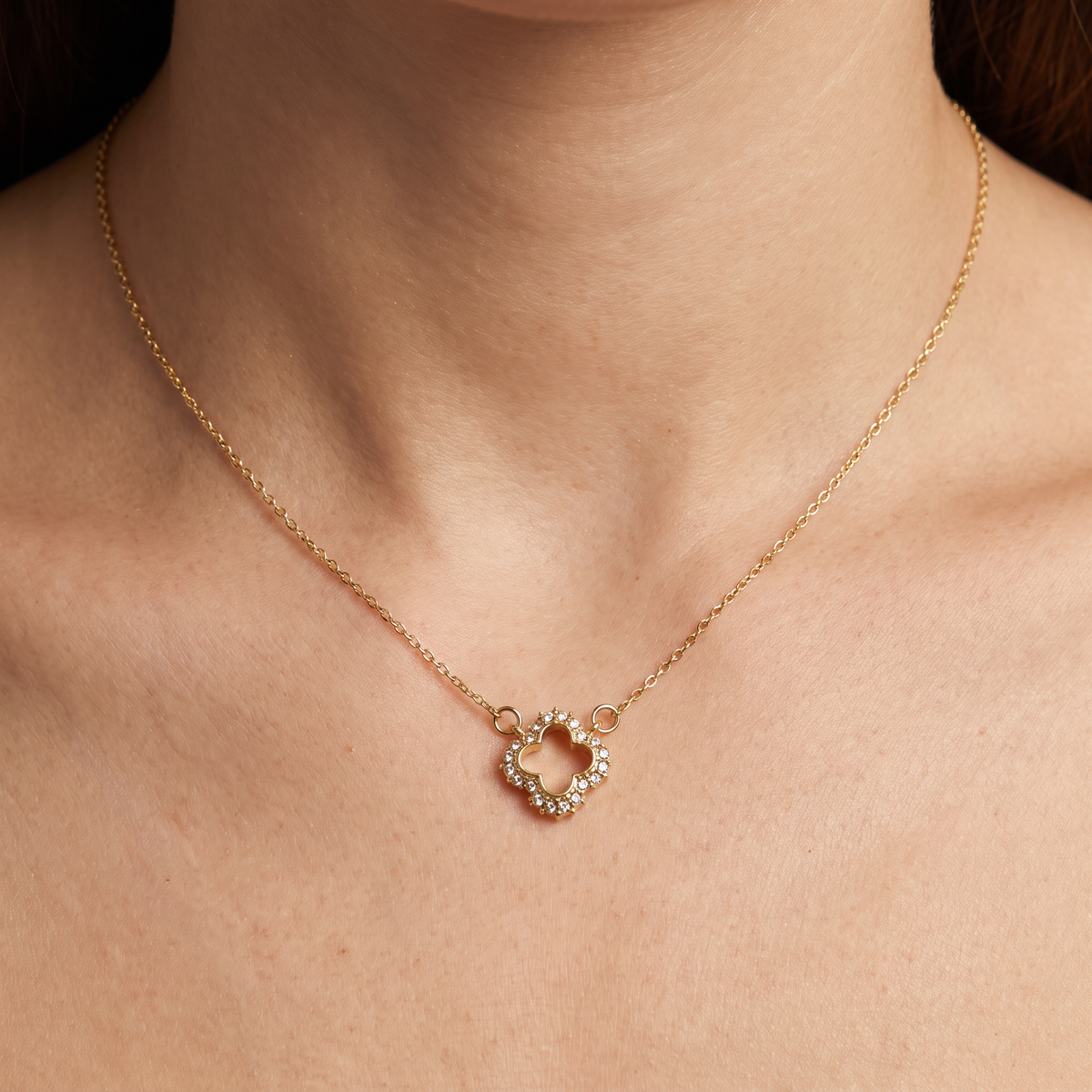 Collier trèfle à strass 39 cm, porté, doré