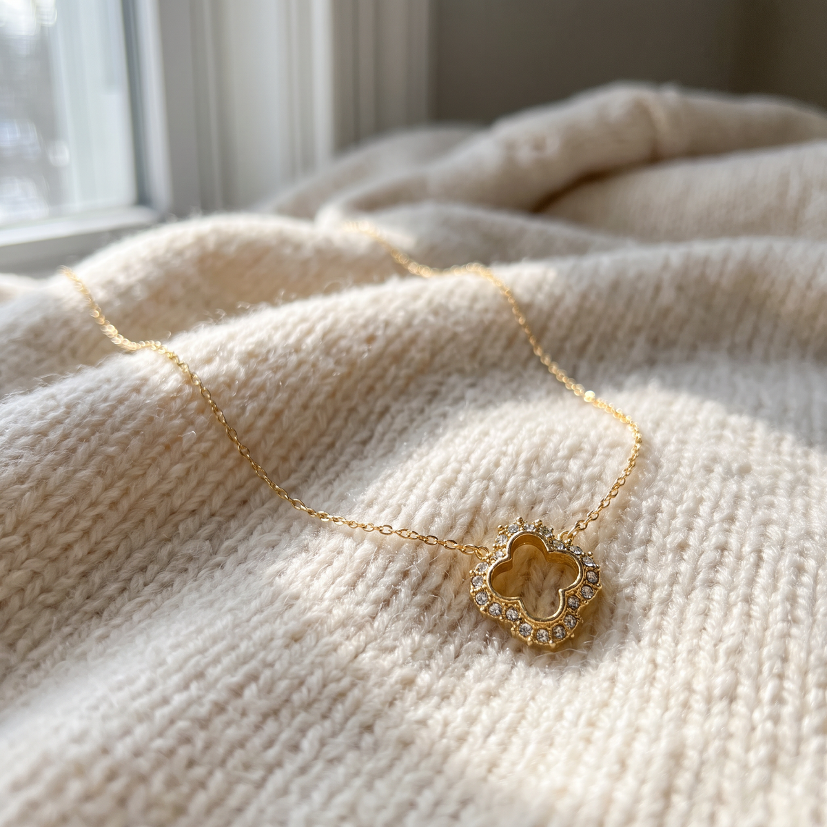 Collier trèfle à strass 39 cm, porté en tenue, doré