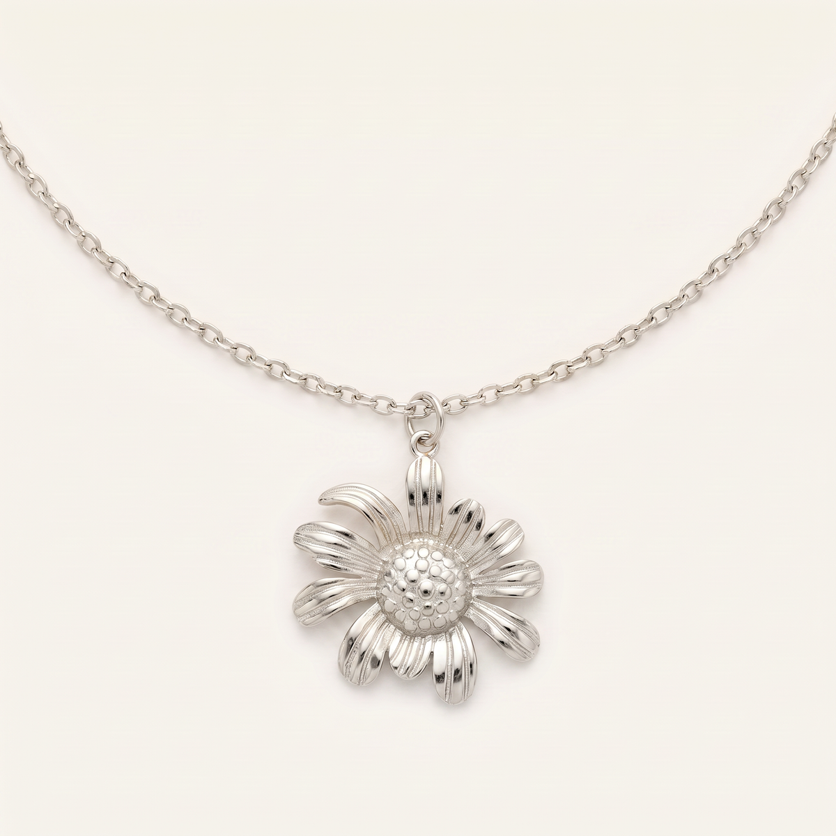 Collier marguerite 40 cm, détail du motif, argenté