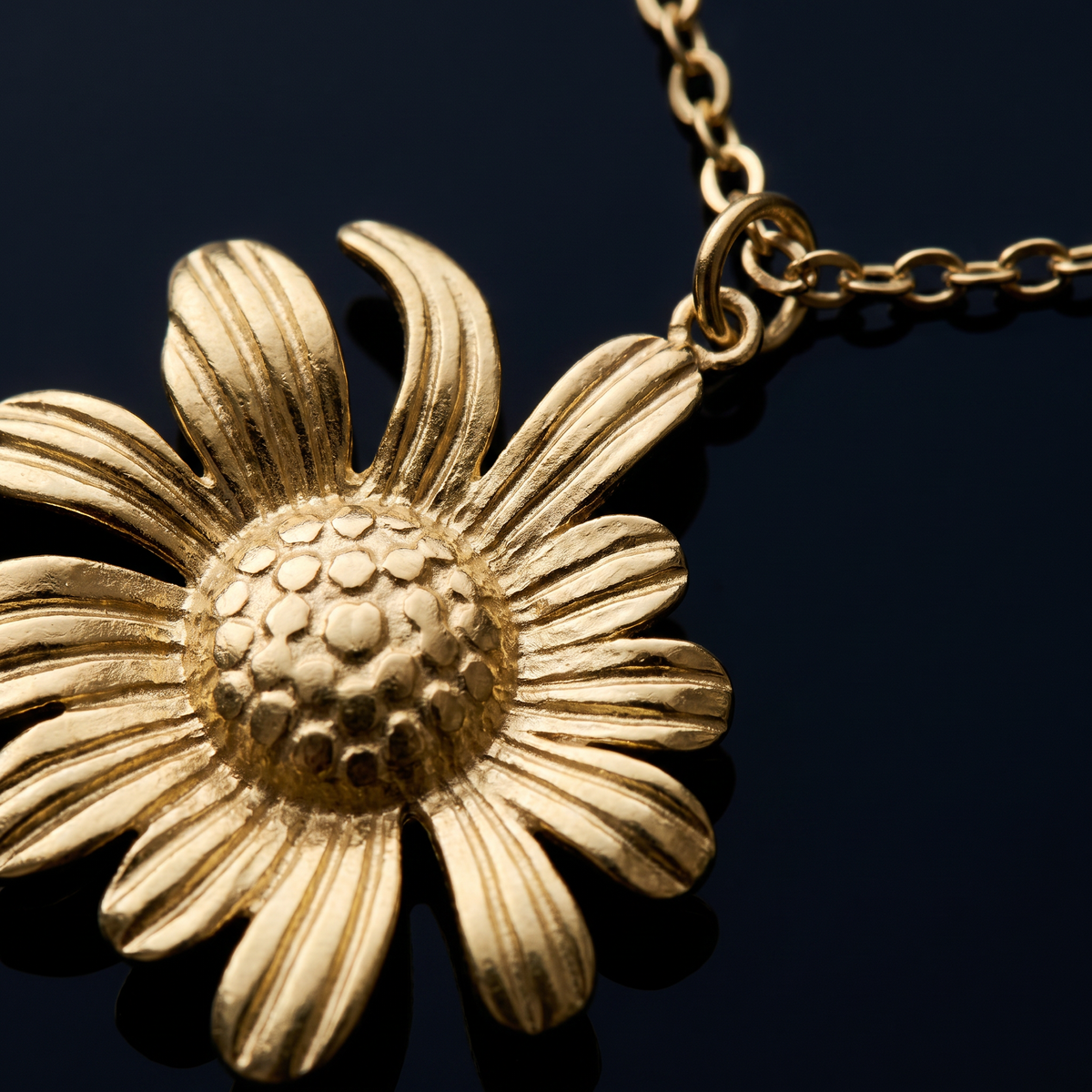 Collier marguerite 40 cm, motif en gros plan