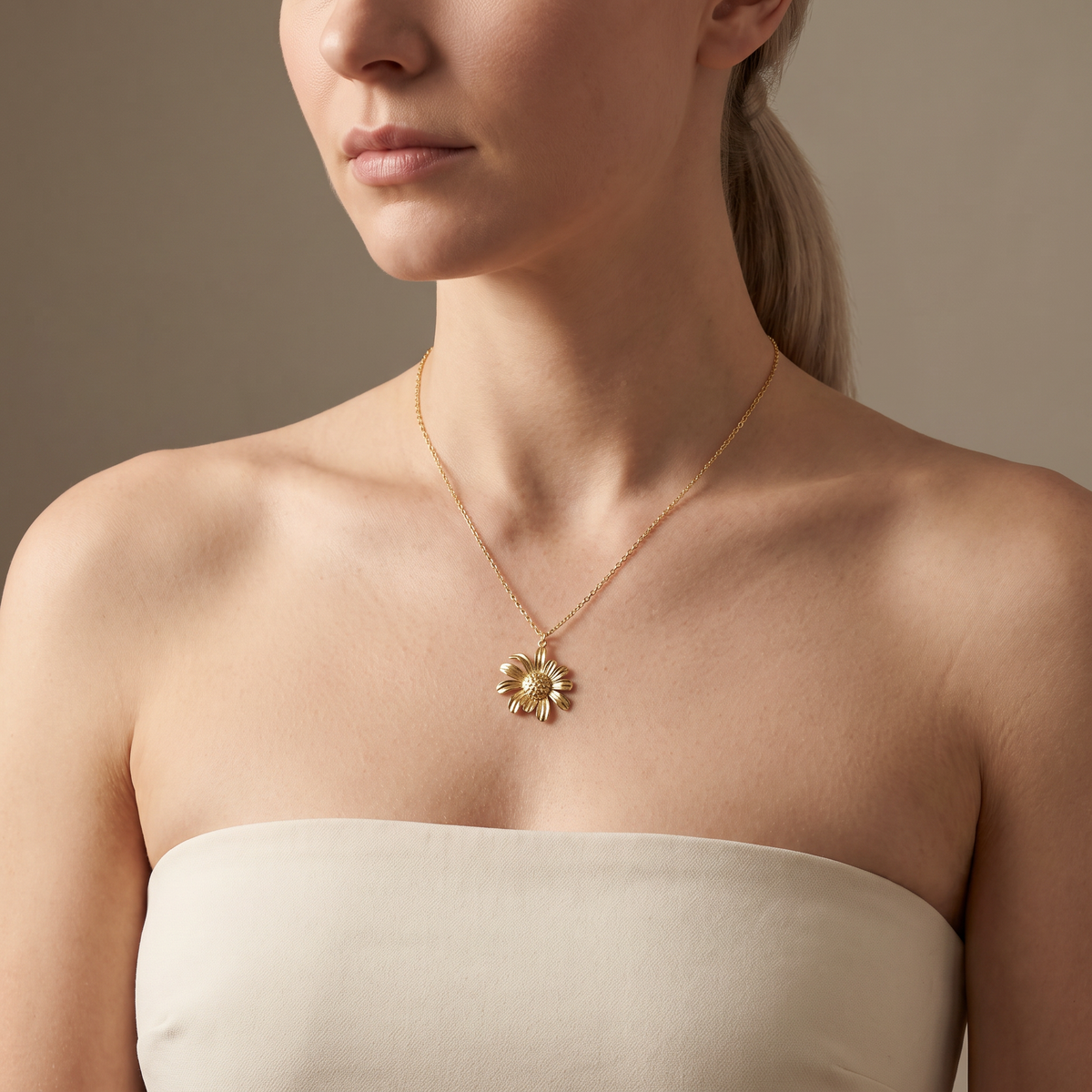 Collier marguerite 40 cm, porté mi-corps, doré