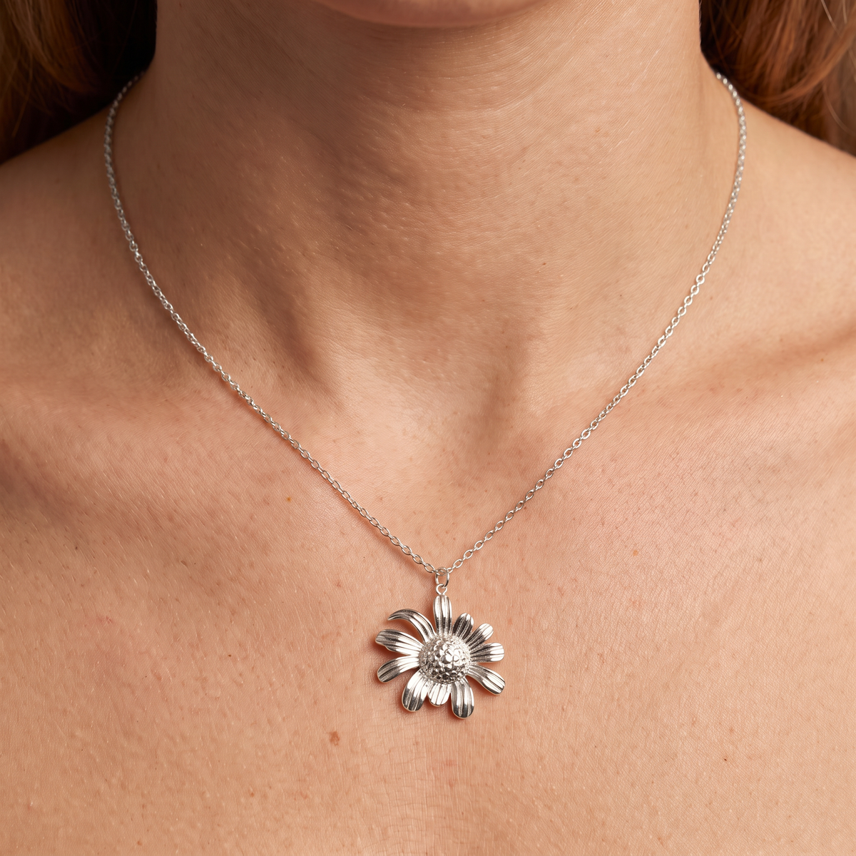 Collier marguerite 40 cm, porté, argenté