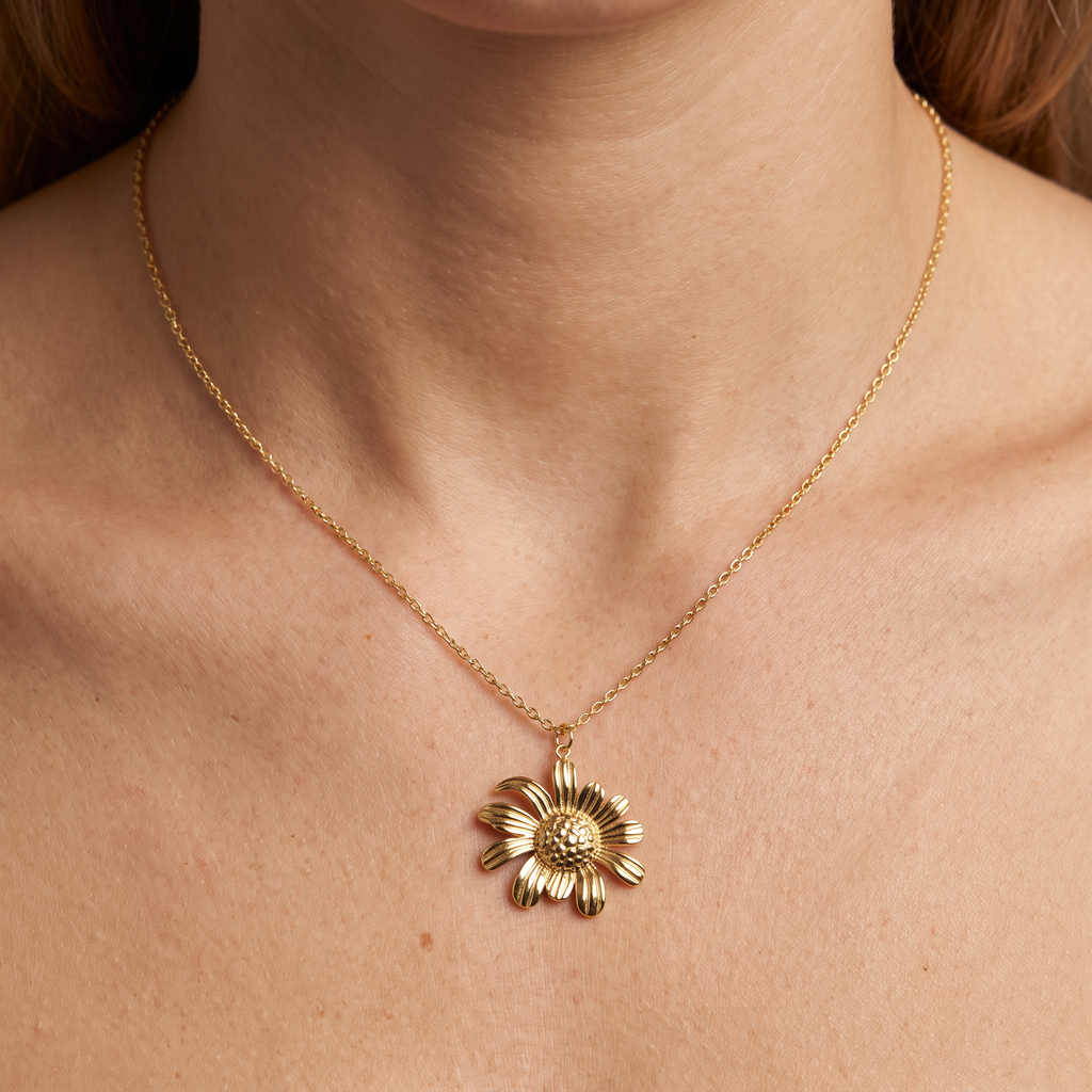 Collier marguerite 40 cm, porté, doré