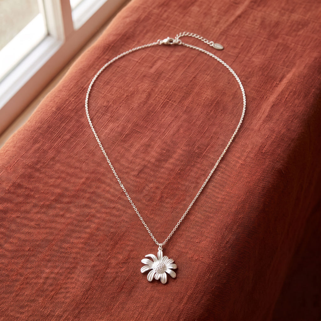 Collier marguerite 40 cm, porté en tenue, argenté