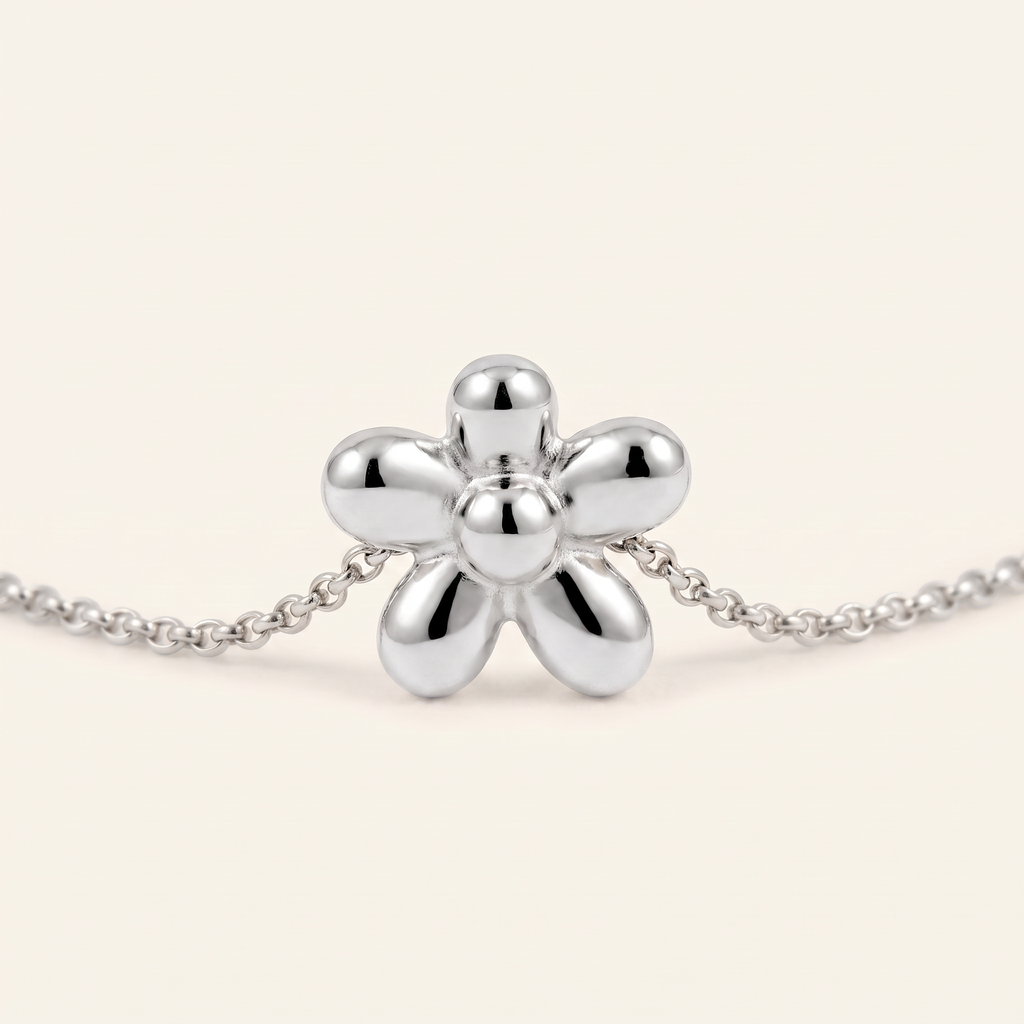 Collier fleur à motif bombé, détail du motif, argenté