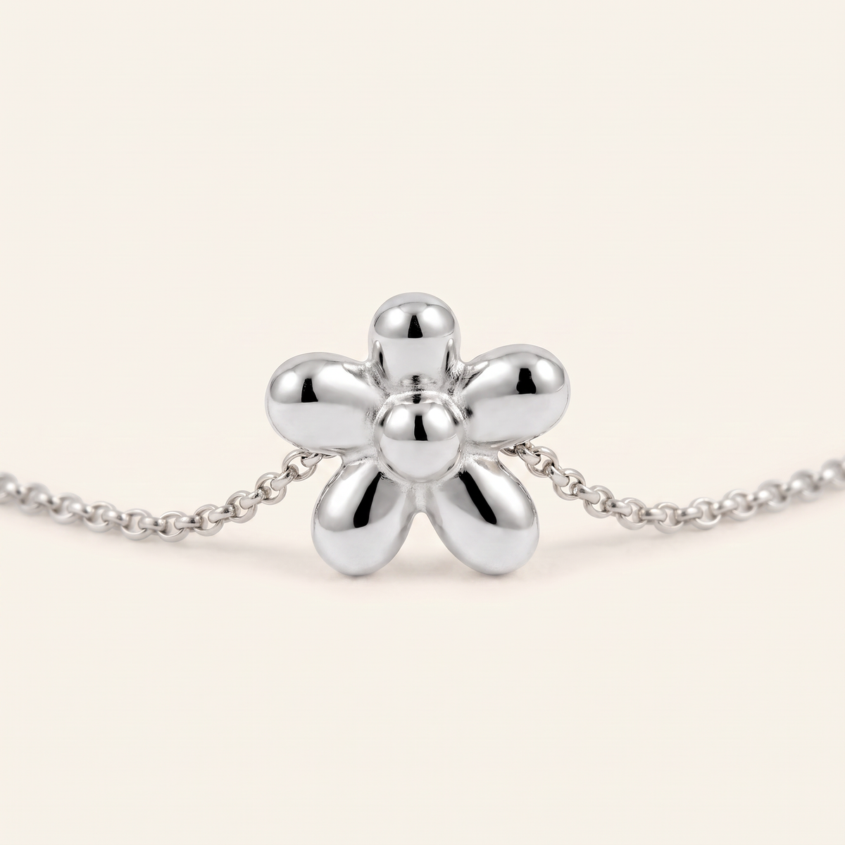 Collier fleur à motif bombé, détail du motif, argenté