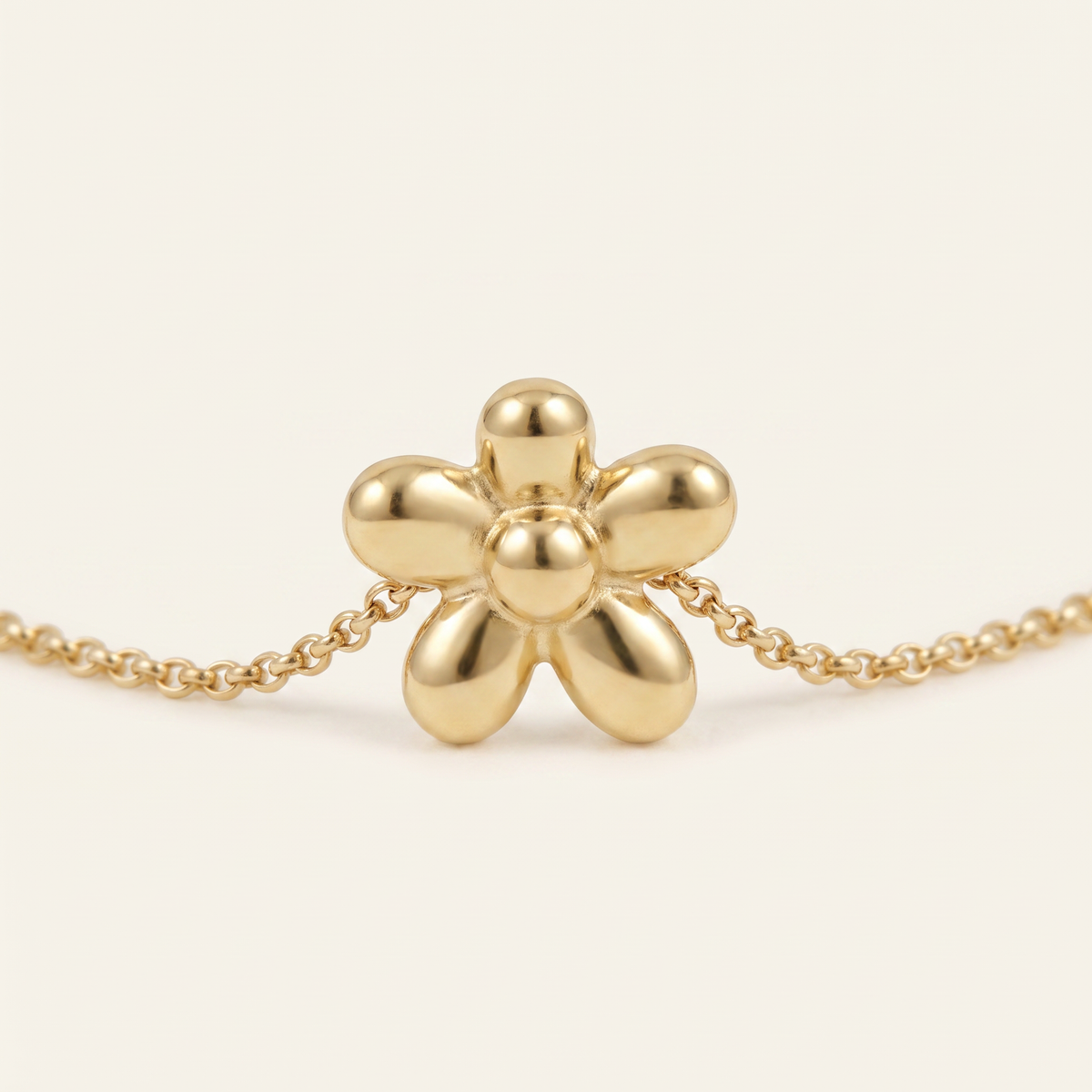 Collier fleur à motif bombé, détail du motif, doré