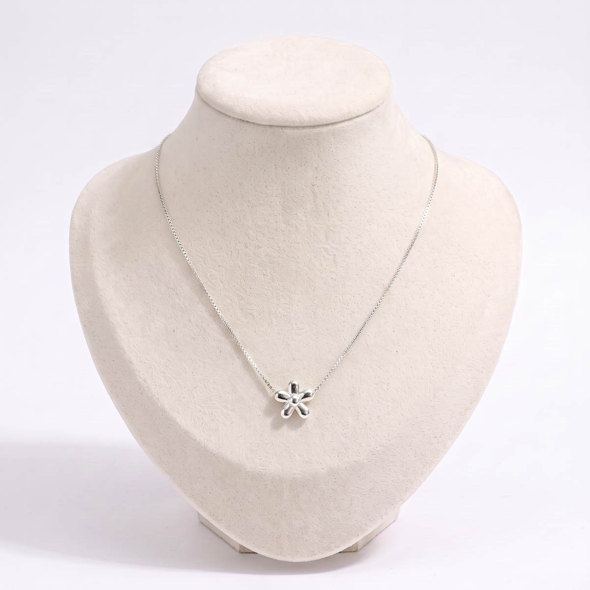 Collier fleur à motif bombé, vue de face, argenté