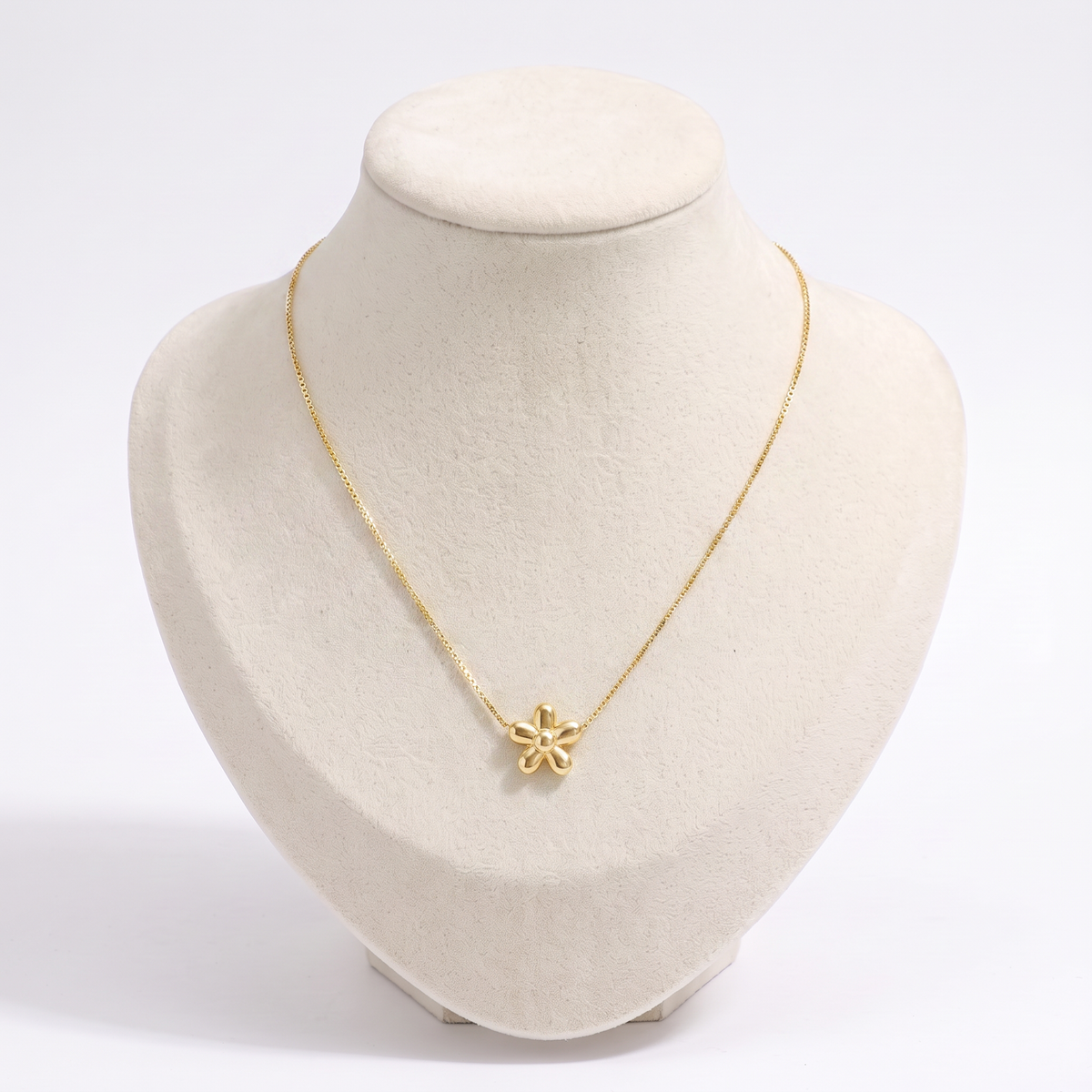 Collier fleur à motif bombé, vue de face, doré