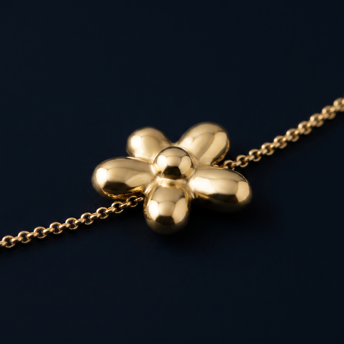 Collier fleur à motif bombé, motif en gros plan