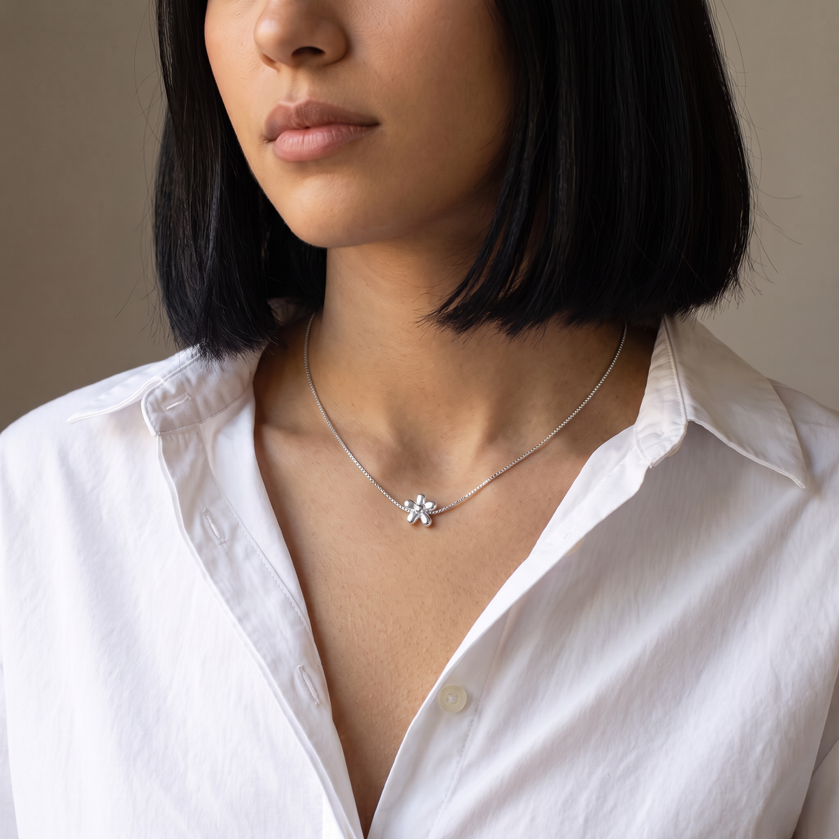 Collier fleur à motif bombé, porté mi-corps, argenté