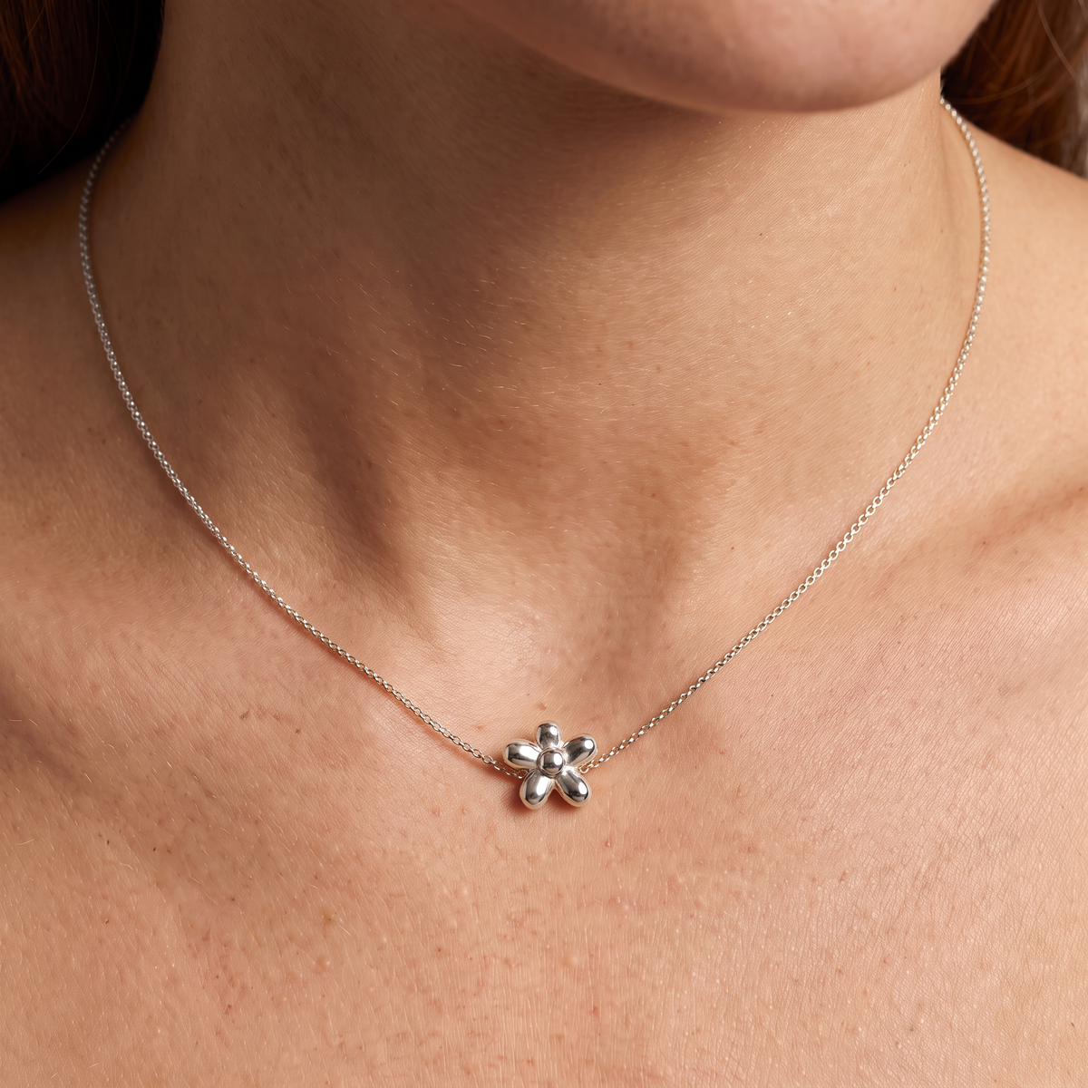 Collier fleur à motif bombé, porté, argenté