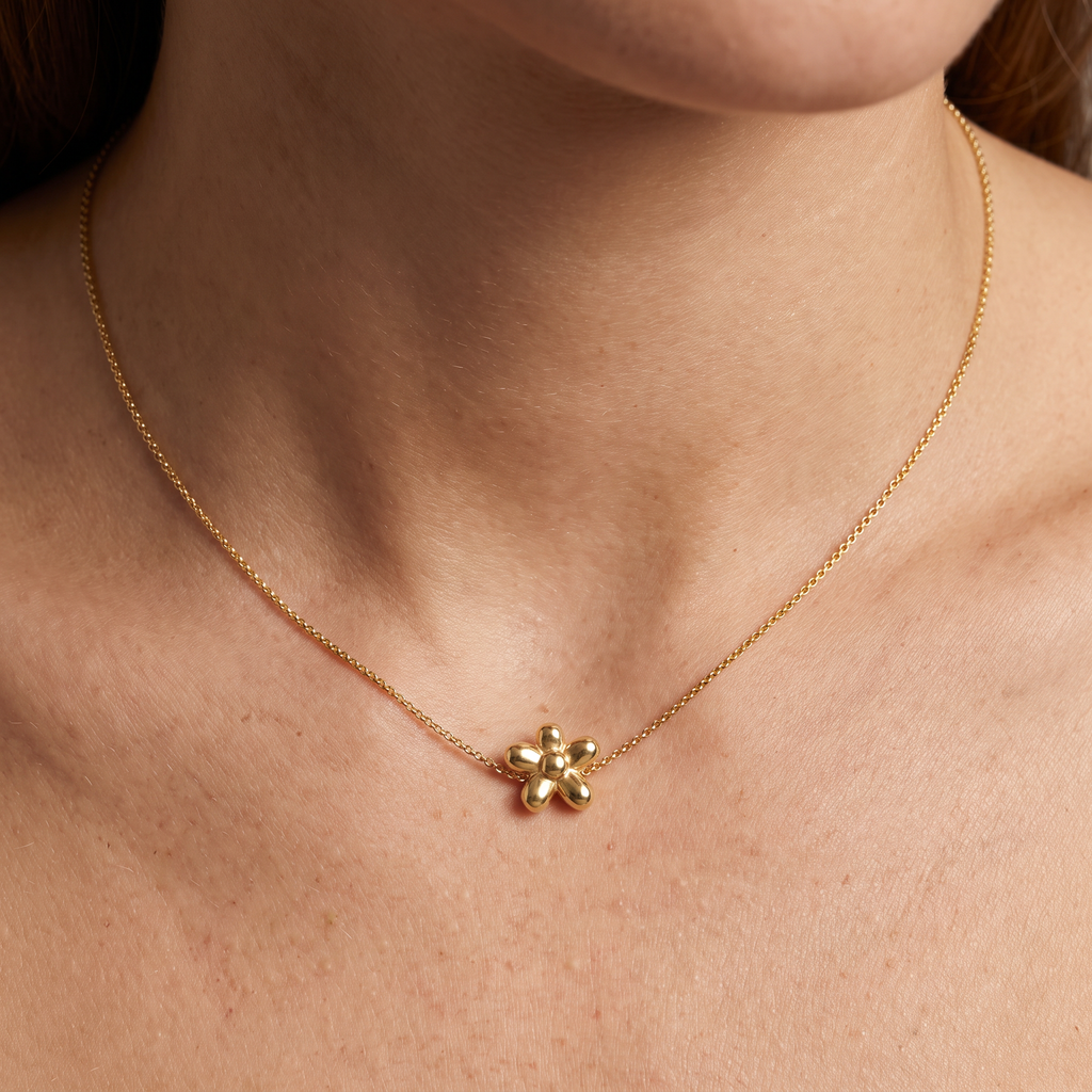 Collier fleur à motif bombé, porté, doré