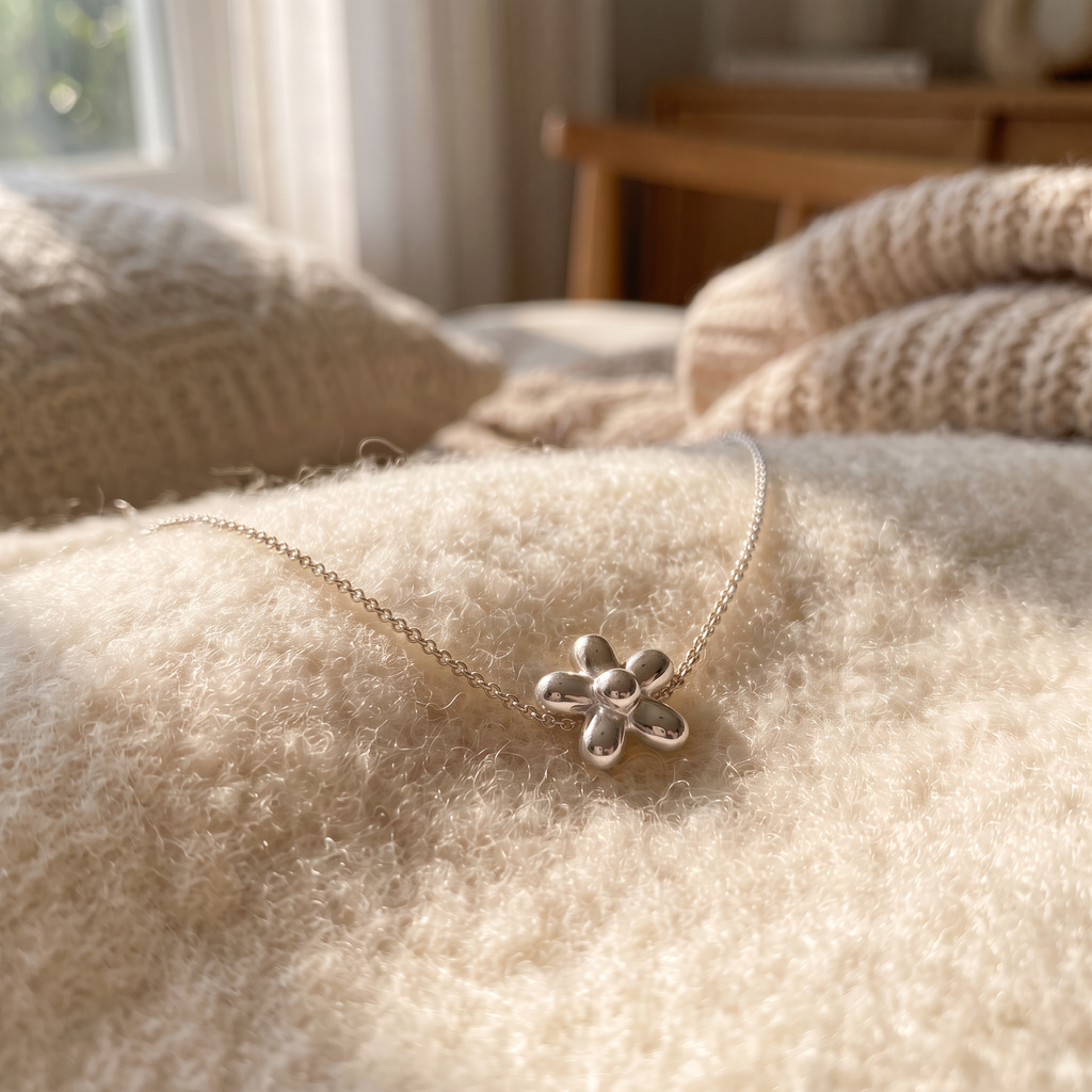 Collier fleur à motif bombé, porté en tenue, argenté