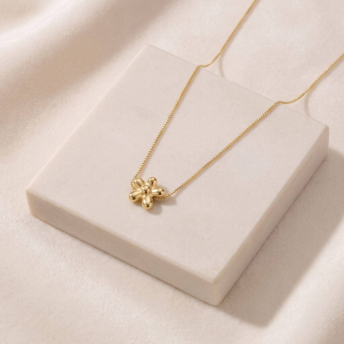 Collier fleur à motif bombé — Doré