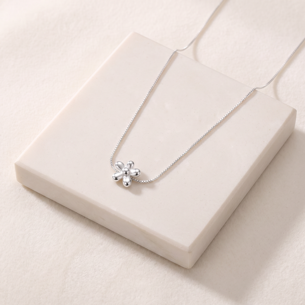 Collier fleur à motif bombé — Argenté