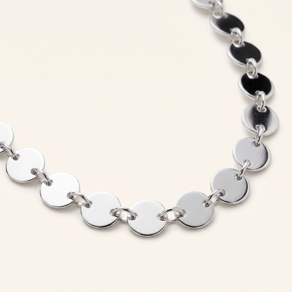Collier ras de cou à médaillon, détail du motif, argenté
