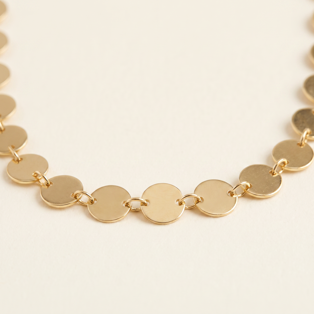 Collier ras de cou à médaillon, détail du motif, doré